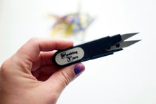 Load image into Gallery viewer, Breaking Yarn Scissors with Cover